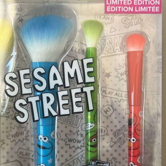 New In Box Wet n Wild Limited Edition Sesame Street, 4-Piece Makeup Brush Set - Picture 4 of 4